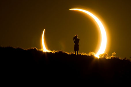 2012년 5월 20일 일몰, 금환일식을 바라보는 구경꾼  An onlooker witnesses the annular solar eclipse as the sun sets on May 20, 2012	Colleen Pinski 2012. 5 / New Mexico, USA 10th Natural World - Winner & Editors