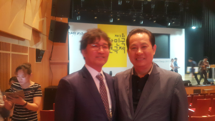 김종성 조직위원장과 대상 극단파도소리 대표 