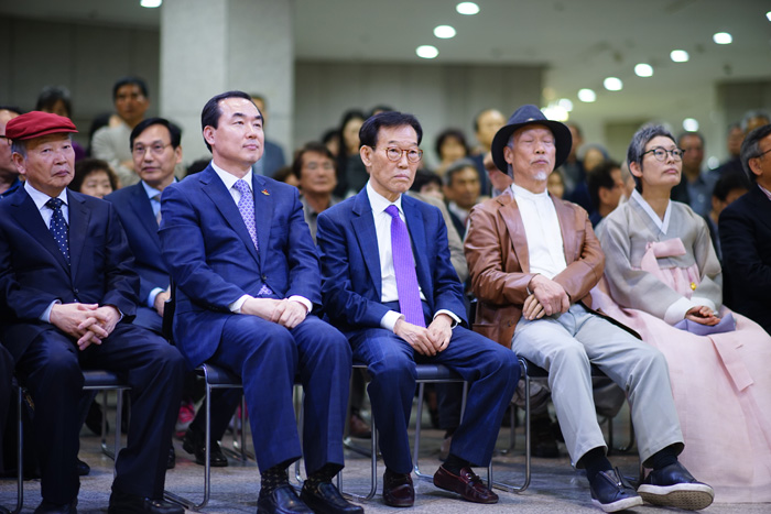 지난해 수상자 김양동 화백(왼쪽), 장하석 회장(중앙), 박대성 작가와 부인(오른쪽)