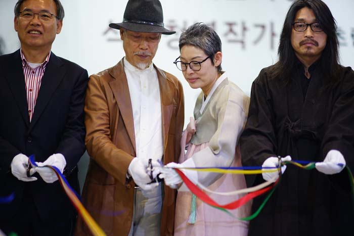 한만수 대구시 문체국장, 박대성 작가와 부인, 박세호 작가(왼쪽부터) 