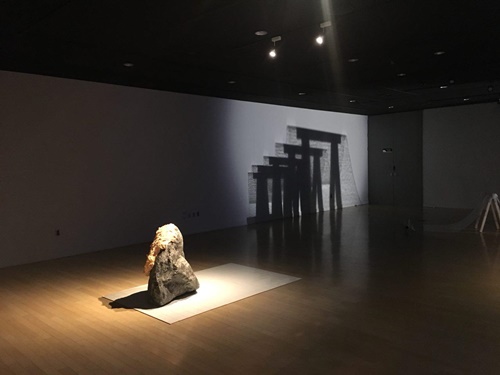 김종희, 자신이 바위라고 소개한 김씨, FRP수지로 만든 바위, 달콤한 살색의 클레이 점토, 반짝이는 뽀얀 타일, 2018.