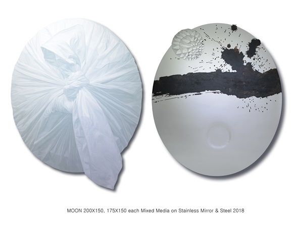 김기수/ 달(MOON)/ Mixed Media on Stainless Mirror & Steel/ 200 x 150, 175 x150cm/ 2018