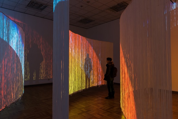 하원_Digital eclipse_ 프로젝터, 실 스크린, 음향센서, 가변크기, 2004