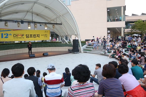 지난해 대구삼성창조캠퍼스 야외 무대에서 ‘딤프린지’에 참여한 공연팀이 무대를 선보이고 있다